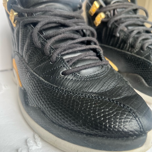 Women’s Air Jordon 12 Retro size 7 - Picture 6 of 16